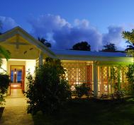 Façade villa de location au bord du lagon de guadeloupe