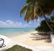 Plage au bord du jardin-les pieds dans l'eau en guadeloupe