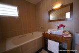 salle de bain privative de la location villa de standing  guadeloupe saint franois
