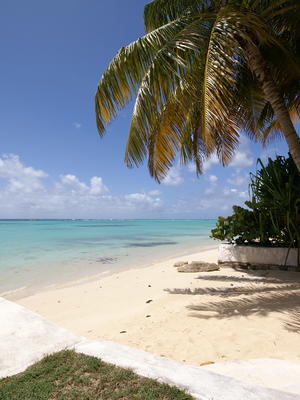 Plage au bord du jardin-les pieds dans l'eau